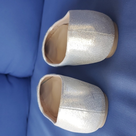 Aldo Silver Flats Size 6.5 - Picture 4 of 9